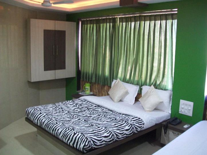 Hotel Crescent Мумбай Екстериор снимка